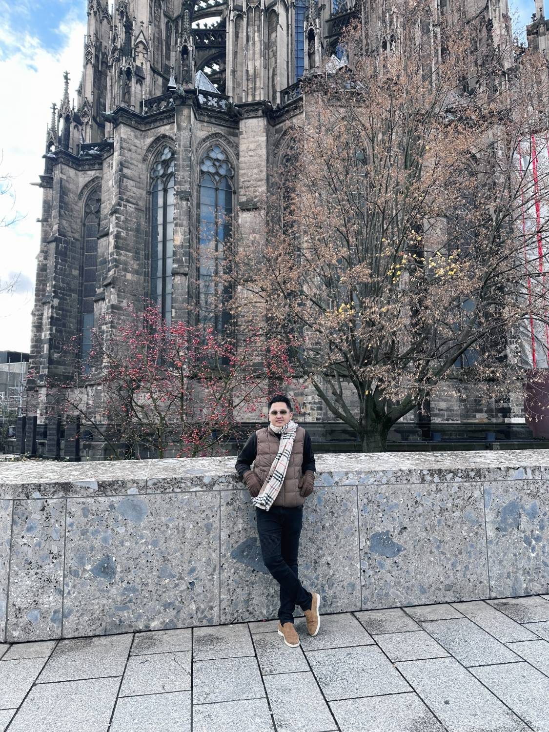 Firman bersandar di dinding batu di depan katedral Gotik di Köln